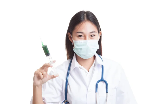 Junge asiatische Ärztin mit Maske halten Spritze. — Stockfoto