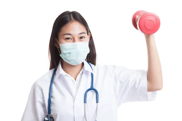 Молодая азиатка-врач носит маску с гантелями . — стоковое фото