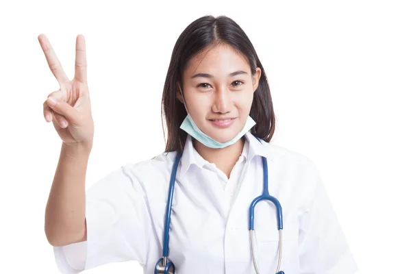 Jovem asiática médico mostrar sinal de vitória . — Fotografia de Stock