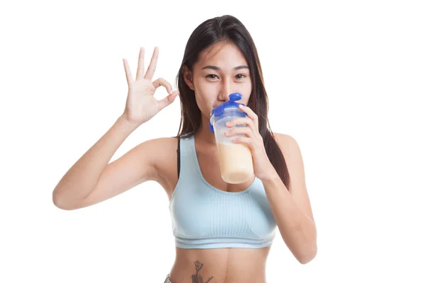 Schön asiatische gesunde Mädchen zeigen ok trinken Molke Protein. — Stockfoto