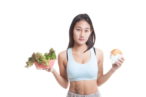 Menina saudável asiática bonita com salada e hambúrguer . — Fotografia de Stock