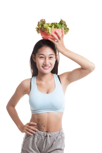 Bella ragazza asiatica sana con insalata . — Foto Stock