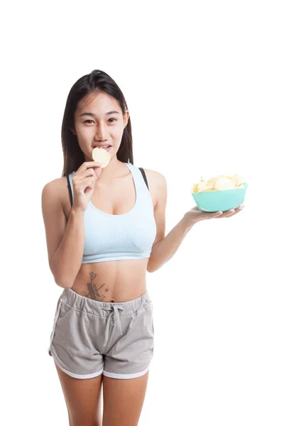 Mooie Aziatische gezond meisje potato chips eten. — Stockfoto