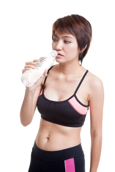 Όμορφο κορίτσι της Ασίας υγιή με μπουκάλι νερό πόσιμο. — Φωτογραφία Αρχείου