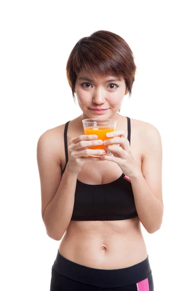 Hermosa chica sana asiática bebiendo jugo de naranja . — Foto de Stock