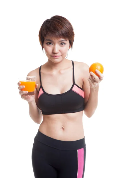 Schöne asiatische gesunde Mädchen mit Orangensaft und Orangenfrüchten. — Stockfoto
