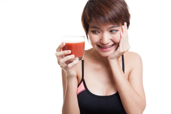 Mooi gezond Aziatische meisje als tomatensap. — Stockfoto