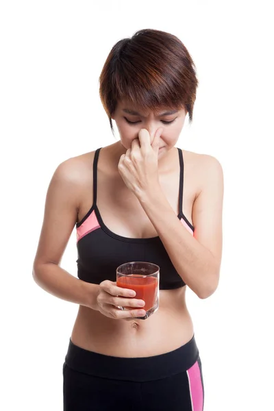Bello sano asiatico ragazza odio pomodoro succo . — Foto Stock
