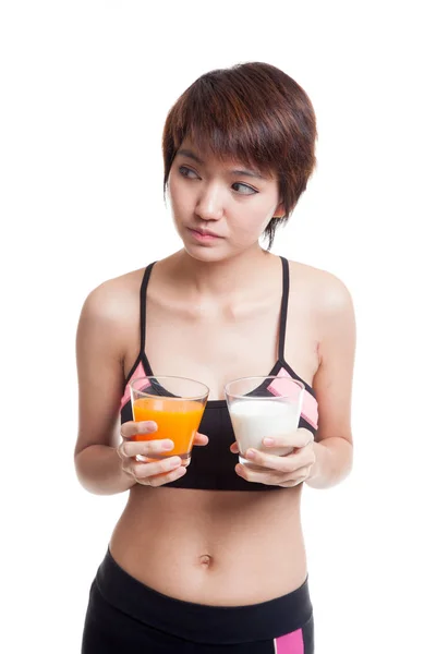 우유와 오렌지 주스와 함께 아름 다운 건강 한 아시아 여자 — 스톡 사진