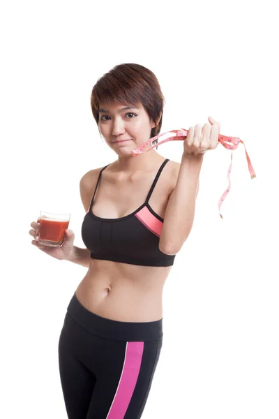 Gesunde asiatische Mädchenernährung mit Tomatensaft und Maßband — Stockfoto