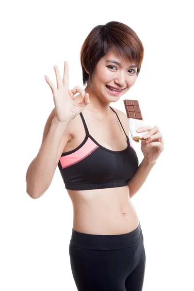 Gyönyörű, egészséges ázsiai lány Térkép rendben van a csokoládé. — Stock Fotó
