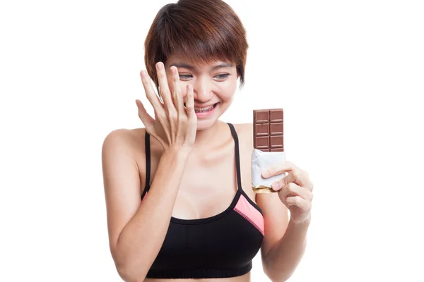 Hermosa chica asiática sana muy feliz con chocolate . —  Fotos de Stock