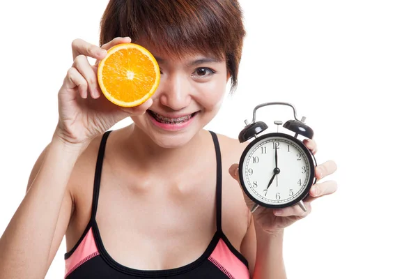 Gyönyörű ázsiai egészséges lány narancs és óra. — Stock Fotó