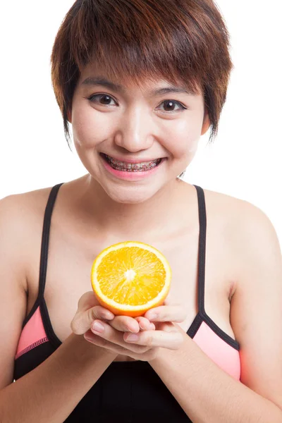 Mooie Aziatische gezond meisje met oranje groenten. — Stockfoto