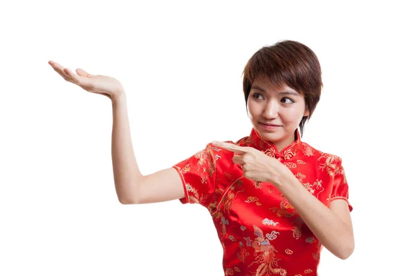 Азиатка в китайском платье Чонгсам указывает на пустое место на h — стоковое фото