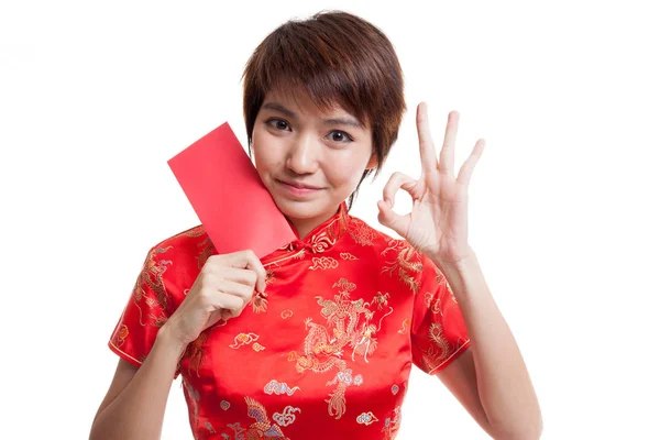 Asiatique fille en chinois cheongsam robe spectacle OK avec enveloppe rouge . — Photo