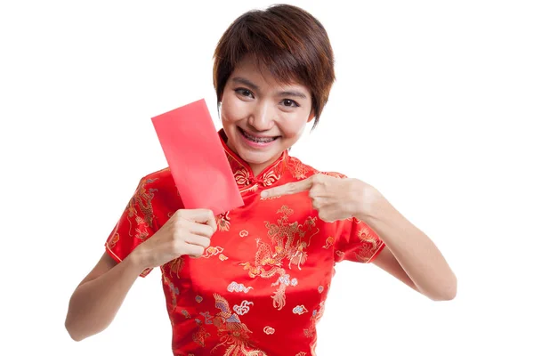 Azjatyckie dziewczyny w chiński cheongsam sukienka punkt czerwony koperta. — Zdjęcie stockowe