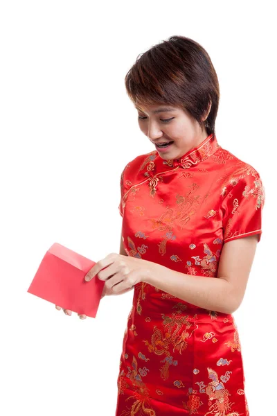 Aziatische meisje in chinese cheongsam jurk met Hongbao. — Stockfoto