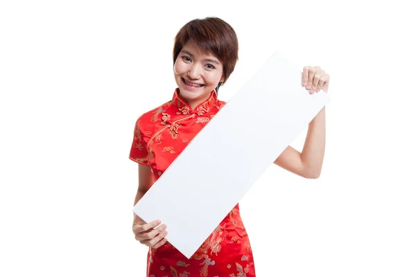 Asiatisk tjej i kinesiska cheongsam klänning med röda tomt tecken. — Stockfoto