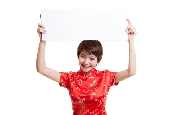 Asiática chica en chino cheongsam vestido con rojo en blanco signo . —  Fotos de Stock