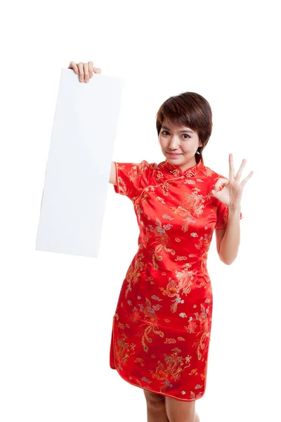 Asian girl in chinese cheongsam dress show OK with  red blank si — Stock Photo, Image