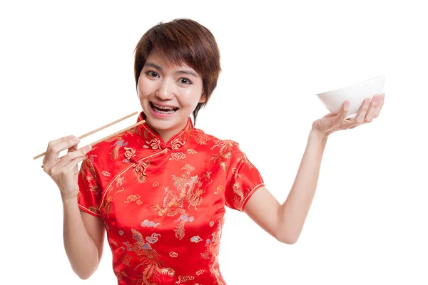 Aziatische meisje in chinese cheongsam jurk met stokjes. — Stockfoto