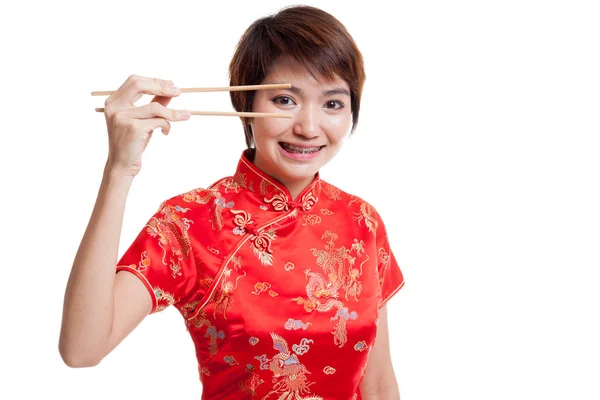 Chica asiática en vestido de cheongsam chino con palillos . — Foto de Stock