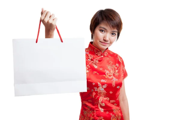 Aziatische meisje in chinese cheongsam jurk met boodschappentas. — Stockfoto