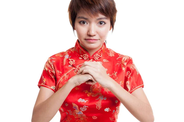 Asiatico ragazza in cinese cheongsam abito con gesto di congratula — Foto Stock