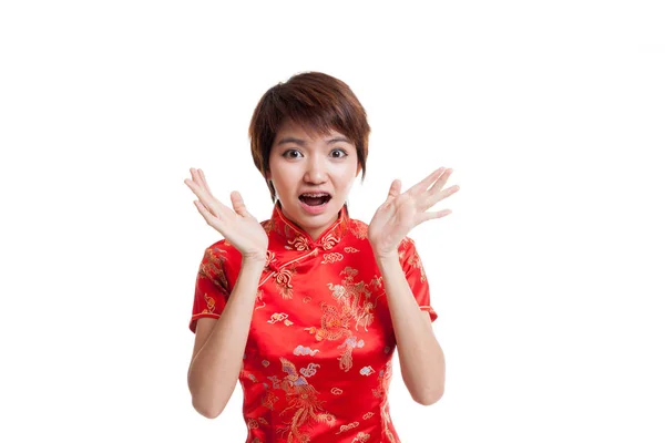 Glada asiatisk flicka i cheongsam kinesisk klänning. — Stockfoto