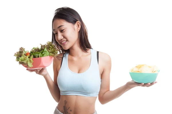 Schöne asiatische gesunde Mädchen Salat und Kartoffelchips. — Stockfoto