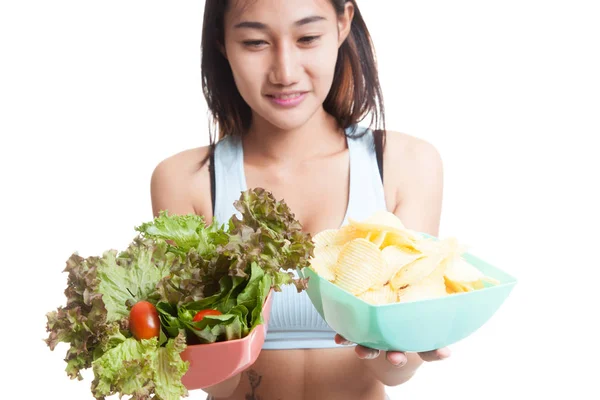 Close up Ensalada de chica sana asiática y papas fritas . — Foto de Stock