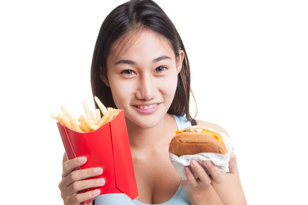 Mooie Aziatische gezond meisje met frietjes en de hamburger. — Stockfoto