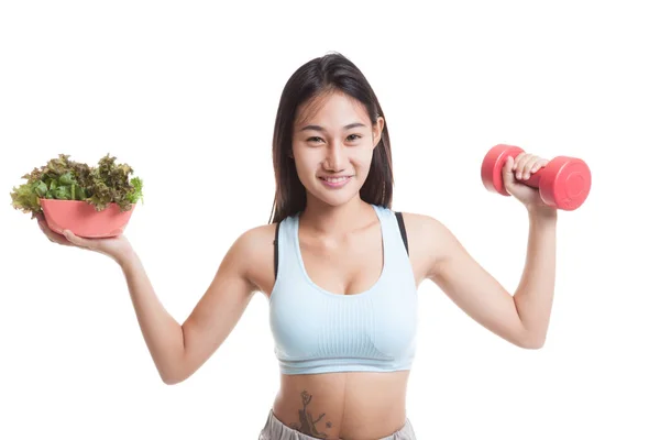 Belle fille asiatique en bonne santé avec haltère et salade . — Photo