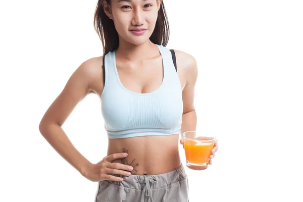 Asiatische gesunde Mädchen trinken Orangensaft. — Stockfoto