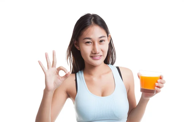 Schön asiatische gesunde Mädchen trinken Orangensaft zeigen ok Zeichen — Stockfoto