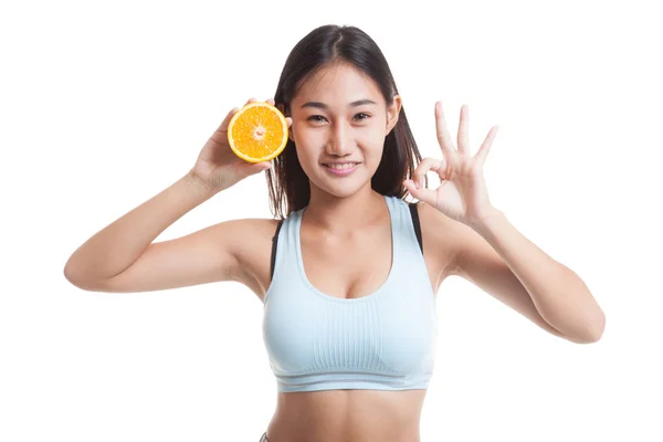 Bella asiatico sano ragazza spettacolo OK con arancia frutta . — Foto Stock