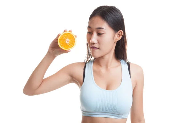 Mooie Aziatische gezond meisje met oranje fruit likt haar lippen. — Stockfoto