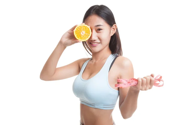 Asiatico sano ragazza su dieta con arancia frutta e misurazione nastro . — Foto Stock