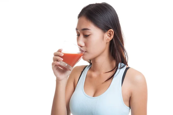 Schöne gesunde asiatische Mädchen trinken Tomatensaft. — Stockfoto