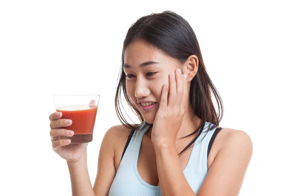 Schöne gesunde asiatische Mädchen wie Tomatensaft. — Stockfoto