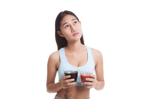 Hermosa chica asiática sana con jugo de tomate y bebidas de cola . — Foto de Stock