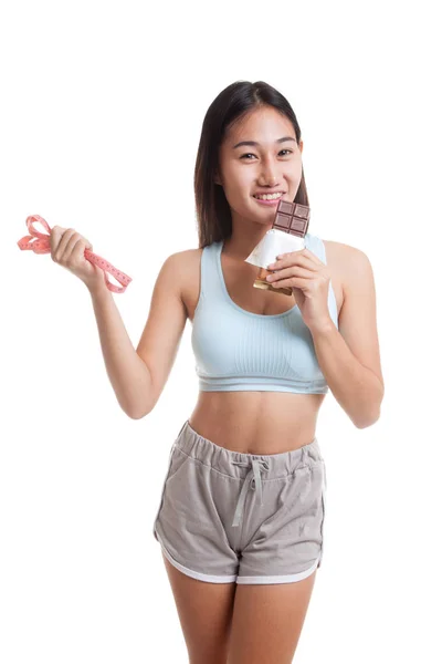 Bella ragazza asiatica sana con cioccolato e nastro di misurazione . — Foto Stock