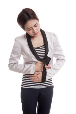 Genç Asyalı kadın mide ağrısı var.