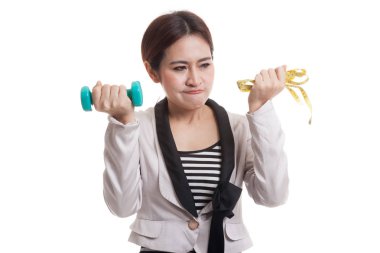 Dambıl ve ölçüm bandı ile Asyalı kadın bitkin.