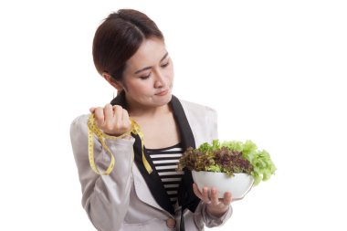 Ölçme bant ve salata ile mutsuz Asya iş kadını.