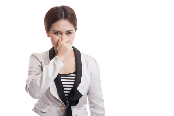 Junge asiatische Frau hält ihre Nase wegen eines schlechten Geruchs. — Stockfoto