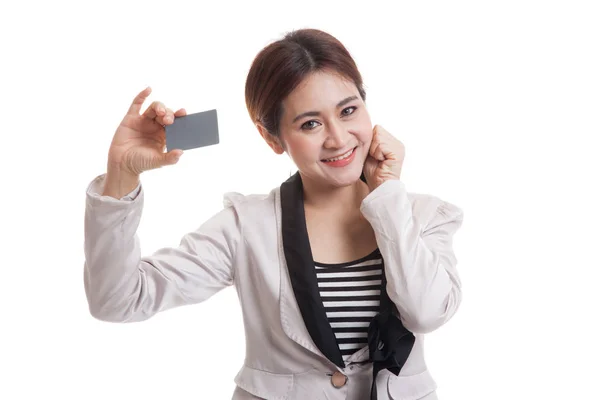 Glad ung asiatiska affärskvinna med ett tomt kort. — Stockfoto