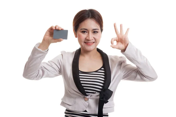Giovane donna d'affari asiatica mostra OK con una carta vuota . — Foto Stock
