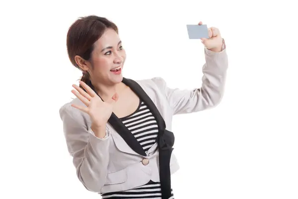Jonge Aziatische zakenvrouw die blij met lege kaart. — Stockfoto